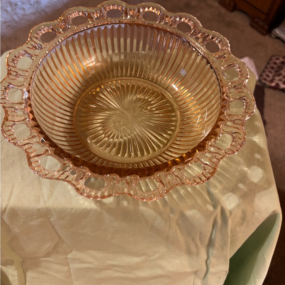 Anchor Hocking pink depression, glass this is a beautiful serving bowl.